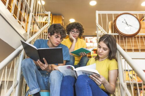 Jóvenes disfrutando de un rato de lectura en la biblioteca.